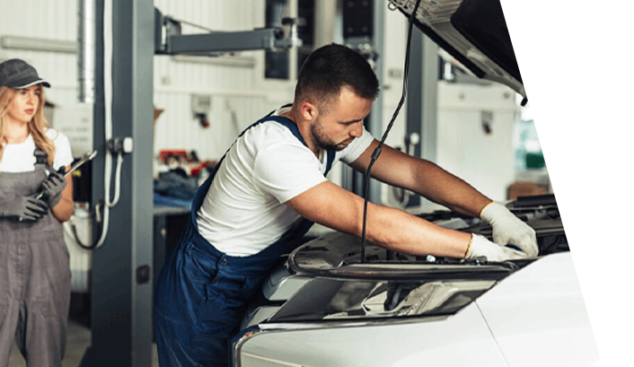 Mechaniker arbeitet am Auto